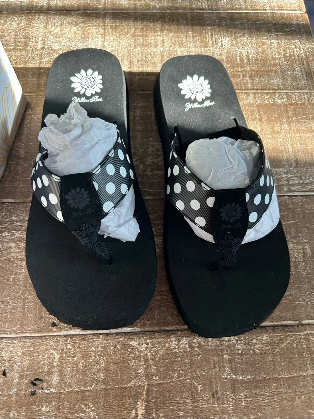 Yellow Box Black Sandals with  White Polka Dots. Flip Flops New 8.5 - Picture 3 of 5